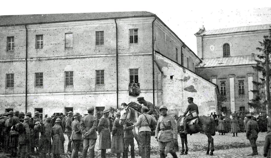 KKE 5997-1.jpg - Fot. Grupowa. Msza polowa na Placu Zamkowym w Łucku, Łuck, 1922 r. Fotografia zrobiona przez Leopolda Kleofasa Paszkowskiego.